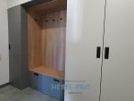 Шкаф распашной под потолок с белыми фасадами